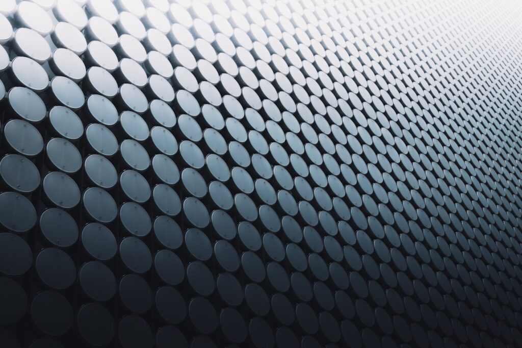 Escritora creando ingresos pasivos con libros autopublicados gracias a la guía de SEO con IA de SelfPubPath.